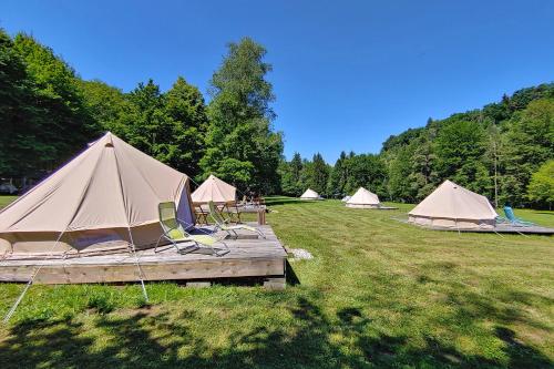 um grupo de tendas sentadas num campo em ECO River Camp em Radovljica