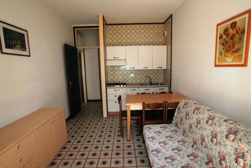 利多迪迪耶索洛的住宿－Appartamenti Ariston，一间带桌子的客厅和一间厨房