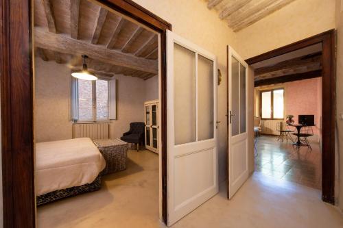 Кровать или кровати в номере Il Battistero Siena Residenza d'Epoca