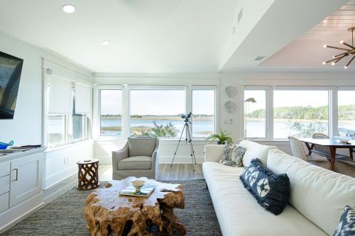 A seating area at 87 Inlet Cove