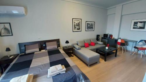 Postel nebo postele na pokoji v ubytování METROPOLITAN MACVIEW-3 διαμέρισμα studio Φάληρο