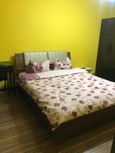 Un pat sau paturi într-o cameră la Cozy Park Studio in city center, Campina