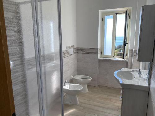 La salle de bains est pourvue d'une douche, de toilettes et d'un lavabo. dans l'établissement Casa Borrelli, à Cittadella del Capo