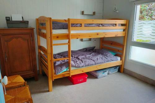 1 Schlafzimmer mit 2 Etagenbetten und einem Fenster in der Unterkunft Les sables d'or in Agon Coutainville