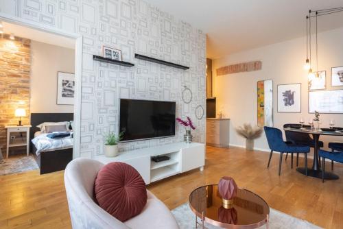 TV a/nebo společenská místnost v ubytování Garden Oasis