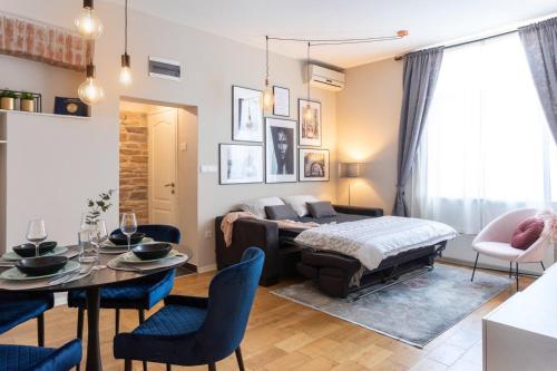 sypialnia z łóżkiem, stołem i krzesłami w obiekcie Garden Oasis w Zagrzebiu