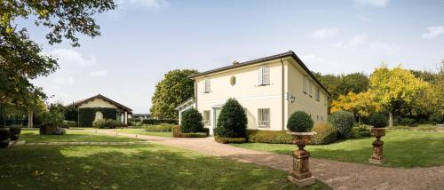 una grande casa bianca con cortile di Villa Abbondanzi Resort a Faenza