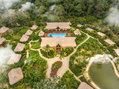 uma vista aérea de uma villa com um resort em Senda Koguiwa em El Zaino