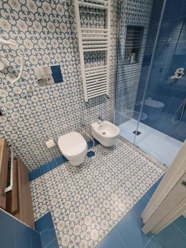 uma casa de banho com um WC e um chuveiro em Chiaja Lux House em Nápoles