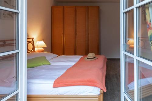 a bedroom with a bed with a hat on it at Ferienwohnung Bernstein #34 in Binz in Binz