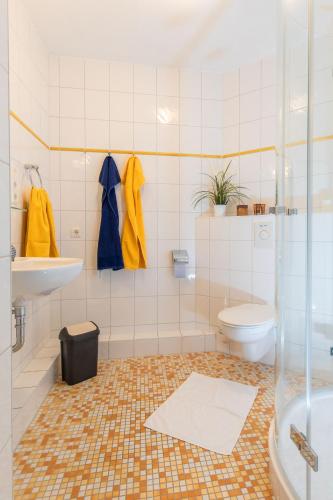 a bathroom with a toilet and a sink at Ferienwohnung Bernstein #34 in Binz in Binz