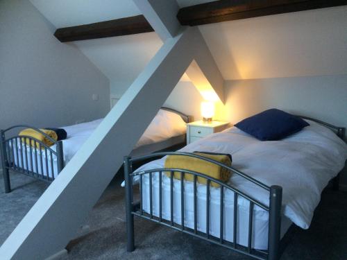 Giường trong phòng chung tại 40 Newgate Barnard Castle -Central Location - Court Yard - Dog Friendly - Sleeps 7 - Wood Burner - Complimentary Logs & Wine - Smart TV
