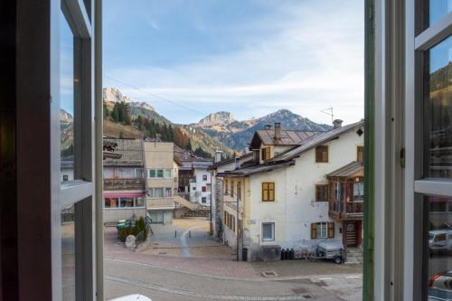 Vista generica sulle montagne o vista sulle montagne dall'interno dell'appartamento