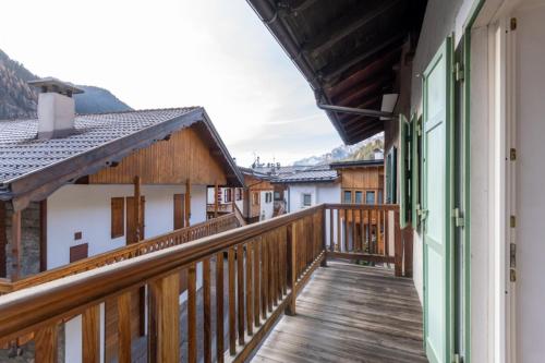 un balcone con vista su una casa di Appartamento Vernelia by AMA Val di Fassa a Campitello di Fassa