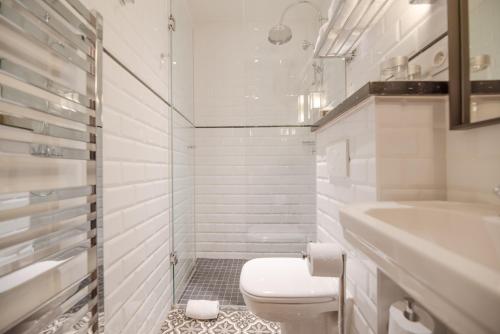 A bathroom at Residence Les Boulevards