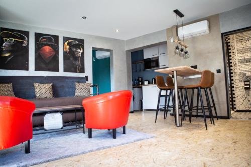 a living room with a couch and red chairs at East BOX 40A - Ferienhaus in Modern Art in Bautzen