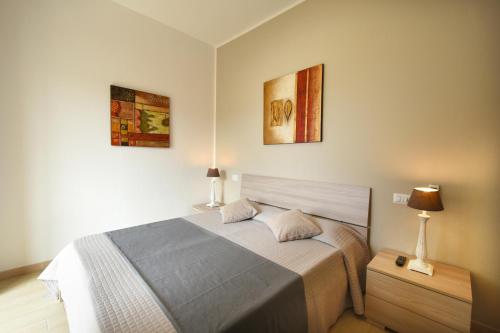 維拉西繆斯的住宿－Affittacamere La Suite dei Graniti，卧室配有一张床,墙上挂有两幅画