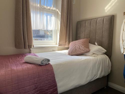 Katil atau katil-katil dalam bilik di By Buildersbeds - Hill House 3 Bedrooms