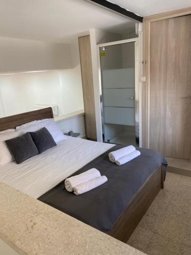 Katil atau katil-katil dalam bilik di Modern City Center Appartment Saripolou