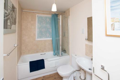 e bagno con servizi igienici, vasca e lavandino. di Lovely 2 bedroom apt in Ballater on the River Dee a Ballater