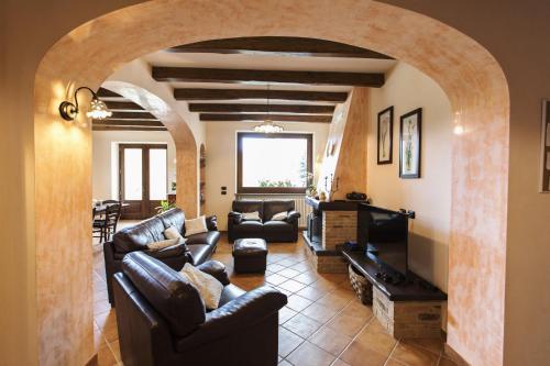 a living room with leather furniture and an archway at San Nicola in Agerola