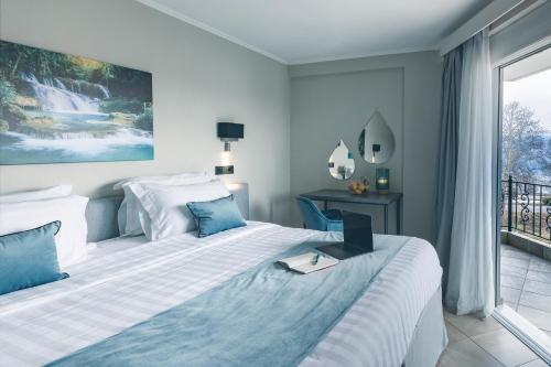Ένα ή περισσότερα κρεβάτια σε δωμάτιο στο Akti Hotel Ioannina