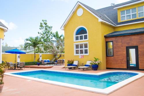 Πισίνα στο ή κοντά στο Brownstone Guesthouses