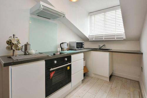 Loft Maisonette - 1 FREE PRIVATE PARKING SPACE - 60 SECOND WALK 2 MINSTER!
