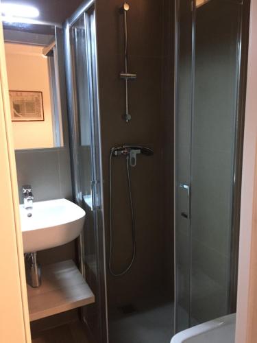 La salle de bains est pourvue d'une douche et d'un lavabo. dans l'établissement Monolocale centro L'Île Rousse a 100mt dalla spiaggia, à LʼÎle-Rousse