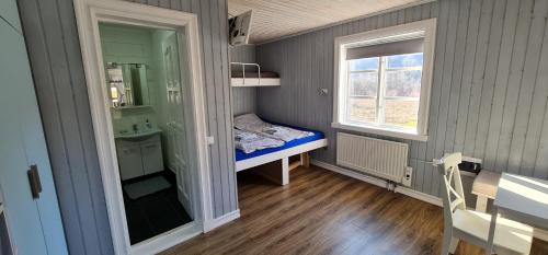 バイア・マーレにあるSwedish houseのベッドと窓が備わる小さな客室です。