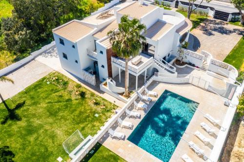 an aerial view of a house with a swimming pool at Belo Horizonte by DreamPlaces in Porches