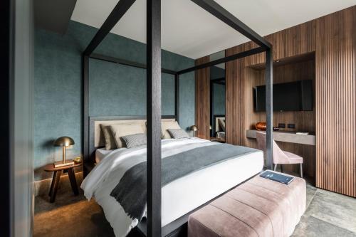 Ένα ή περισσότερα κρεβάτια σε δωμάτιο στο Coast Hotel & Spa - Adults Only