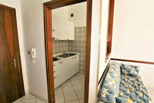 una pequeña cocina con fregadero y encimera en Diplomatic Apartment, en Lido di Jesolo