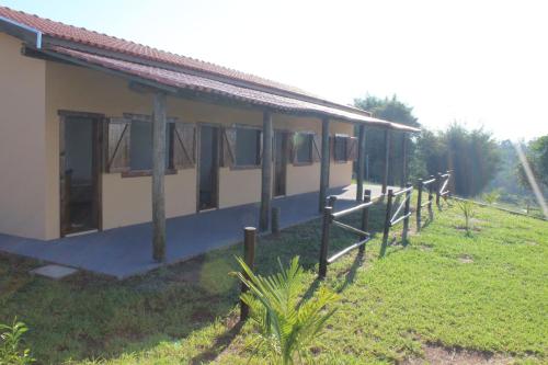 ein Haus mit einem Zaun davor in der Unterkunft Pousada Xodó in São Pedro