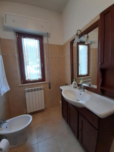 ein Bad mit einem Waschbecken und einem Spiegel in der Unterkunft Appartamento La Cicala in Barga