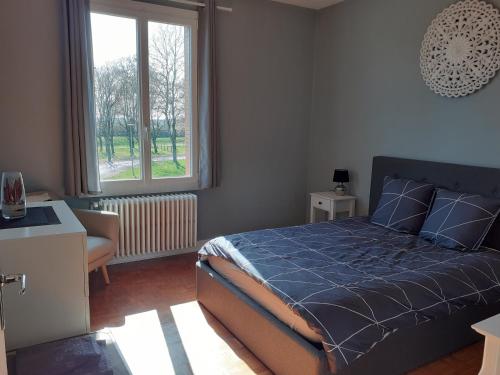 - une chambre avec un lit, un bureau et une fenêtre dans l'établissement MARIELU 2, à Pouilly-sur-Loire