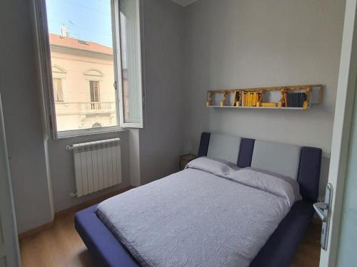 a small bedroom with a bed and a window at Foscolo 27 a 100 m dal mare in Viareggio