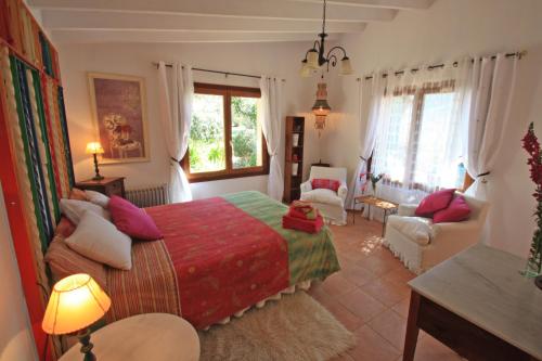 ein Schlafzimmer mit Bett und ein Wohnzimmer in der Unterkunft Can Bac in Sóller