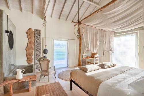 une chambre avec un grand lit et une grande fenêtre dans l'établissement Quinta do Porto Nogueira, à Alguber