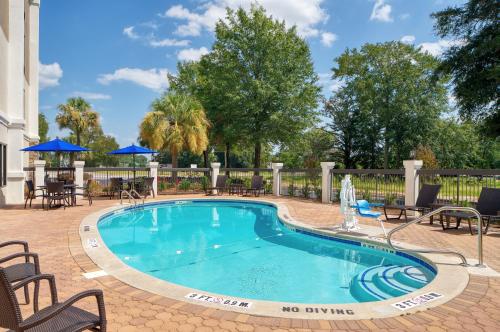 Der Swimmingpool an oder in der Nähe von Holiday Inn Express Statesboro, an IHG Hotel