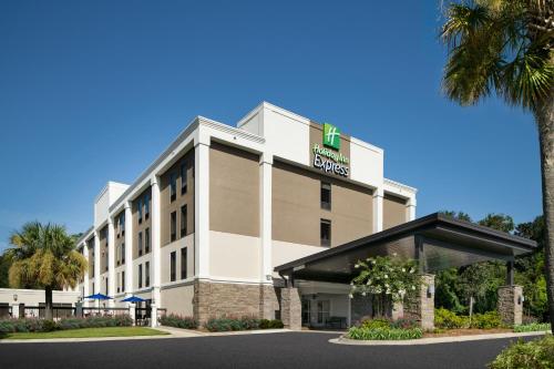 un hôtel avec un panneau à l'avant dans l'établissement Holiday Inn Express Statesboro, an IHG Hotel, à Statesboro