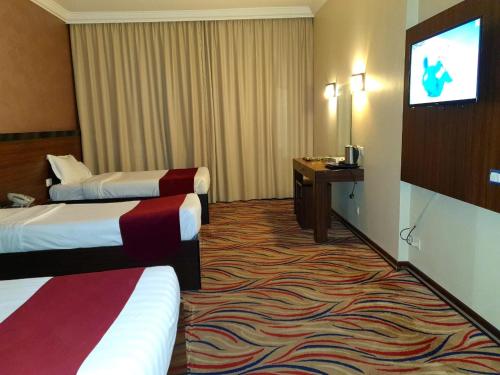فندق حياة الذهبي في المدينة المنورة: غرفة فندقية بسريرين وتلفزيون بشاشة مسطحة