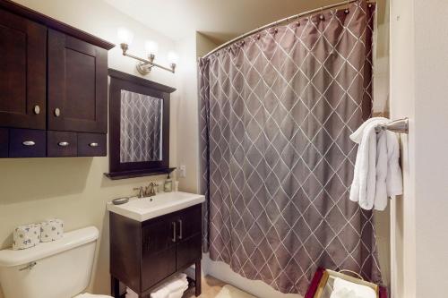 een badkamer met een douche, een wastafel en een toilet bij Copper Springs Lodge 430 in Copper Mountain