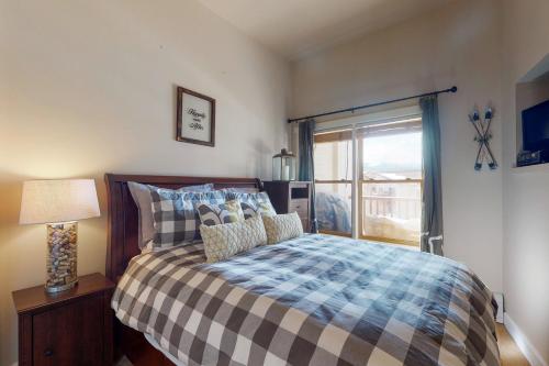 Llit o llits en una habitació de Copper Springs Lodge 430