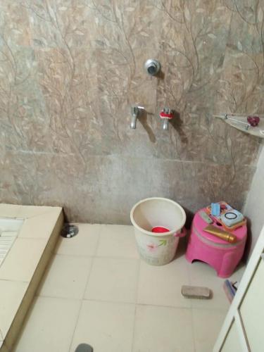 łazienka z wiadrem i prysznicem w pokoju w obiekcie Lala Villa 2Bhk w mieście Bharbharia
