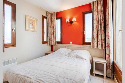 een slaapkamer met een wit bed en 2 ramen bij T4 Vue exceptionnelle sur le Golf du Lion in Cap d'Agde