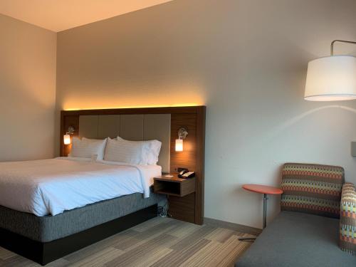 En eller flere senger på et rom på Holiday Inn Express & Suites Danville, an IHG Hotel