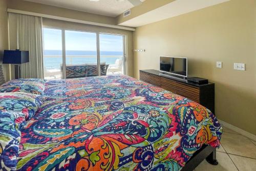 1 dormitorio con 1 cama, TV y ventana en Emerald Isle en Pensacola Beach