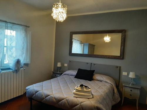 una camera da letto con un letto con uno specchio sul muro di B&B Principe Calaf 3 a Lucca