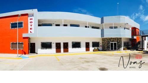 un bâtiment avec un parking en face de celui-ci dans l'établissement Noas Hotel, à Matamoros